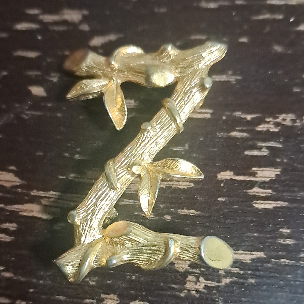 Sarah Coventry Gold Leaf Brooch